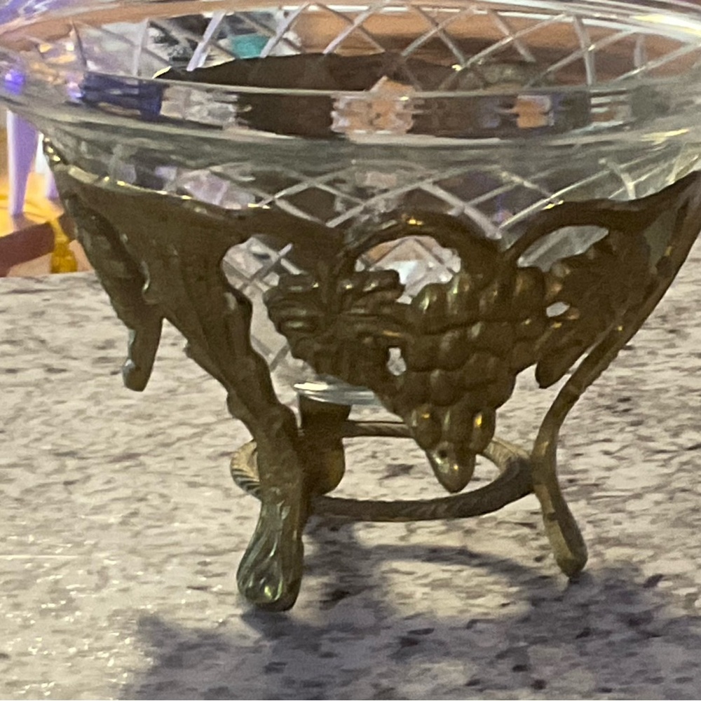 Luxurious Gold and Clear Glass Serving Bowl featuring grape vines - Picture 7 of 11